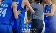 1xBit体育官网app-比赛中出现激烈肢体冲突，裁判被迫介入