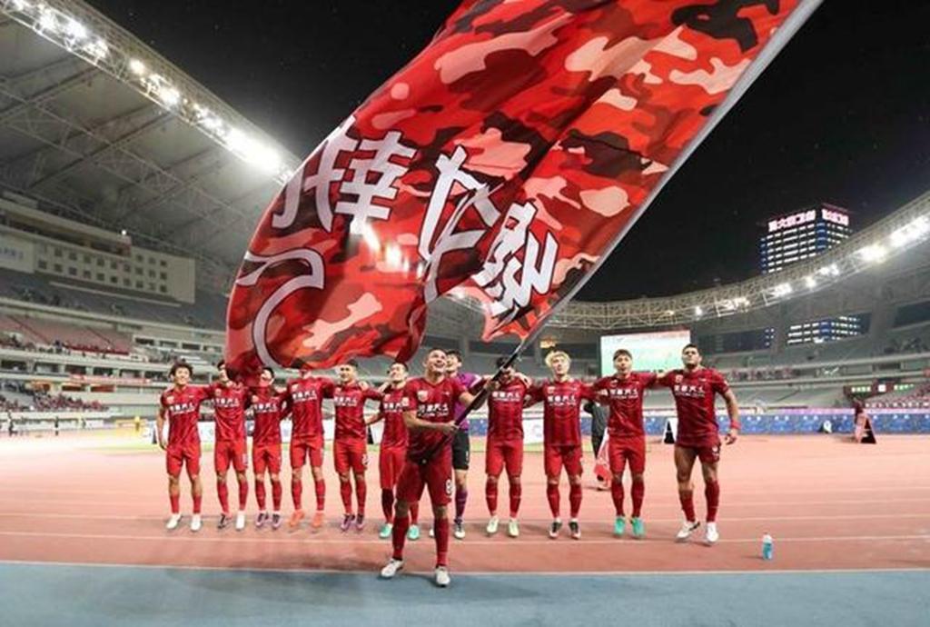 包含横扫对手！上海上港力压武汉卓尔登顶榜首的词条