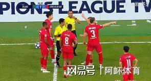 比赛中出现激烈肢体冲突，裁判被迫介入