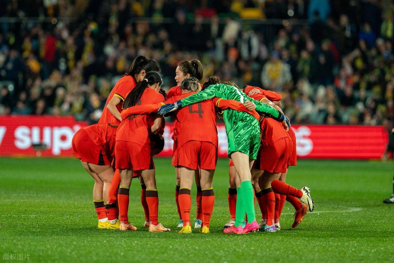 女足比赛现场，中国队压倒对手获胜